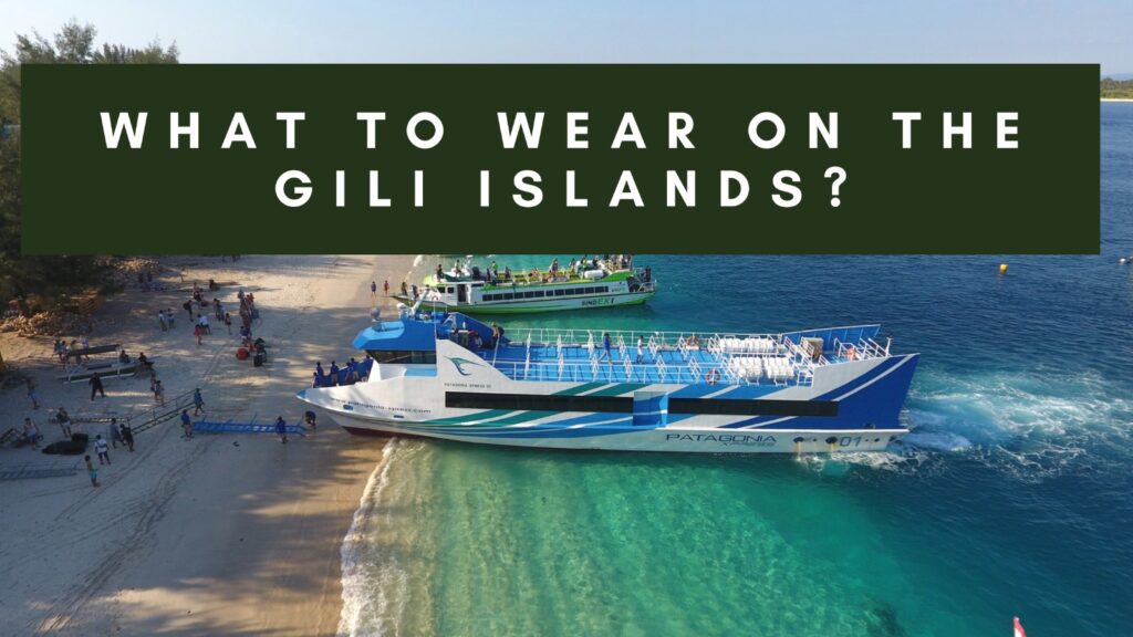 Large white ferry boat at the shore with people boarding, clear turquoise water, and a sandy beach. The text overlay reads 'WHAT TO WEAR ON THE GILI ISLANDS?' in bold white letters on a dark green background